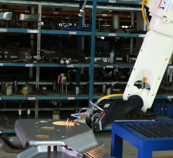 機械手激光切割機切割現場(chǎng)